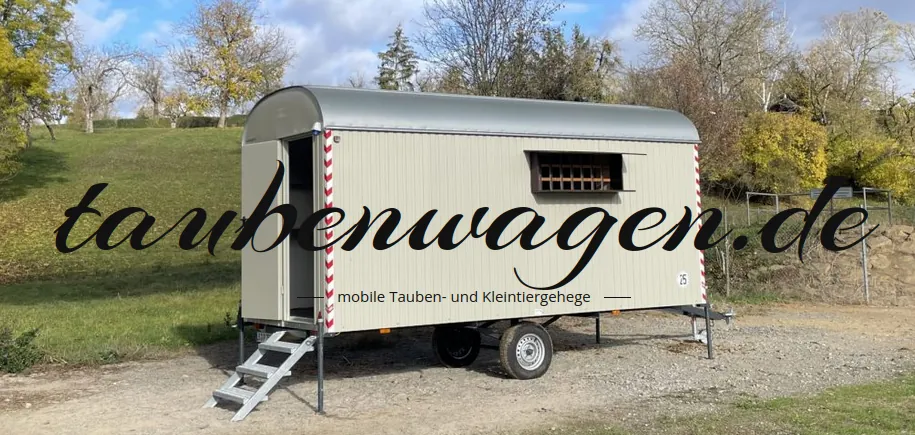 Auf einem Schotterweg steht ein etwas verlängerter Bauwagen. Diese hat ein Paar Räder und ist an den Ecken abgestützt. Linkst geht eine Treppe hinauf, und man sieht an der Seite eine Öffnung, die zum Ein- und Ausfliegen genutzt werden kann. Groß über dem Foto steht "taubenwagen.de"